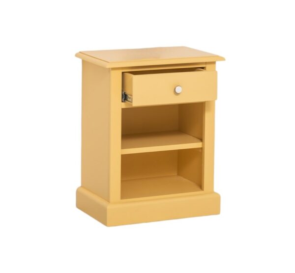 Landelijke, klassieke, extravagante nachtkastje met lade en een open vak met twee planken voor veel opbergruimte. Gemaakt van massief hout eiken in de kleur zand geel. Het nachtkastje kan op verschillende manieren geverfd worden in verschillende kleuren. Het kan op maat gemaakt worden. Villa Laura