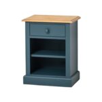 Landelijke, klassieke, extravagante nachtkastje met lade en een open vak met twee planken voor veel opbergruimte. Gemaakt van massief hout eiken in de kleur donker blauw en naturel blad. Het nachtkastje kan op verschillende manieren geverfd worden in verschillende kleuren. Het kan op maat gemaakt worden. Villa Laura