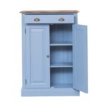 Landelijke schoenenkast met één grote lade en twee deurtjes. Gemaakt van massief hout eiken in de kleur blauw. De kast kan op verschillende manieren geverfd worden in verschillende kleuren en kan op maat gemaakt worden. Villa Laura