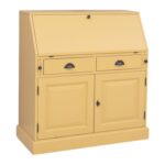 Landelijke secretaire met genoeg opbergruimte. Secretaire bestaat uit een 2 deurtjes, 2 lades en een groot vak wat open gemaakt kan worden als bureau. Gemaakt van massief eiken hout in de kleur zand geel. De kast kan op verschillende manieren geverfd worden in verschillende kleuren en kan op maat gemaakt worden. Villa Laura