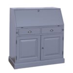 Landelijke secretaire met genoeg opbergruimte. Secretaire bestaat uit een 2 deurtjes, 2 lades en een groot vak wat open gemaakt kan worden als bureau. Gemaakt van massief eiken hout in de kleur grijs blauw. De kast kan op verschillende manieren geverfd worden in verschillende kleuren en kan op maat gemaakt worden. Villa Laura