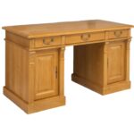 Landelijk bureau met drie lades en twee kastjes voor opbergruimte. Gemaakt van massief eiken hout in de kleur naturel eiken. Het meubel kan op verschillende manieren geverfd worden in verschillende kleuren en kan op maat gemaakt worden. Villa Laura