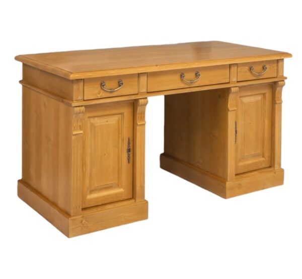 Landelijk bureau met drie lades en twee kastjes voor opbergruimte. Gemaakt van massief eiken hout in de kleur naturel eiken. Het meubel kan op verschillende manieren geverfd worden in verschillende kleuren en kan op maat gemaakt worden. Villa Laura
