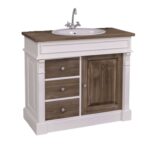 houten landelijke badkamermeubel met ornamenten met waskom, spiegel en een kraan. Het is een open badkamermeubel met legplanken. het is wit met bruin houten deurtjes en lades en eiken blad. Het meubel kan op maat gemaakt worden. villa laura.