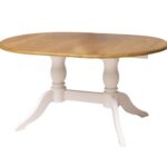 Landelijke uitschuifbare ovale eettafel met klassiek onderstel. Gemaakt van massief eiken hout in de kleur wit met een naturel finish bruin blad. De eettafel kan op verschillende manieren geverfd worden in verschillende kleuren en kan op maat gemaakt worden. Villa Laura