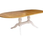 Landelijke uitschuifbare ovale eettafel met klassiek onderstel. Gemaakt van massief eiken hout in de kleur wit met een wat finish bruin blad. De eettafel kan op verschillende manieren geverfd worden in verschillende kleuren en kan op maat gemaakt worden. Villa Laura