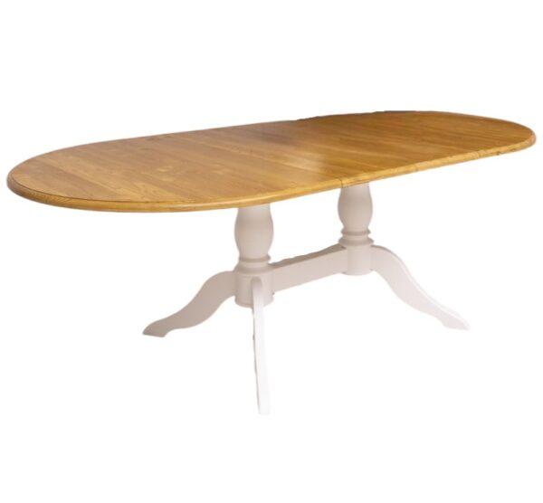 Landelijke uitschuifbare ovale eettafel met klassiek onderstel. Gemaakt van massief eiken hout in de kleur wit met een wat finish bruin blad. De eettafel kan op verschillende manieren geverfd worden in verschillende kleuren en kan op maat gemaakt worden. Villa Laura