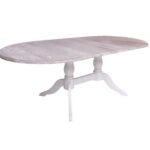 Landelijke uitschuifbare ovale eettafel met klassiek onderstel. Gemaakt van massief eiken hout in de kleur wit met een wat finish bruin grey wash blad. De eettafel kan op verschillende manieren geverfd worden in verschillende kleuren en kan op maat gemaakt worden. Villa Laura