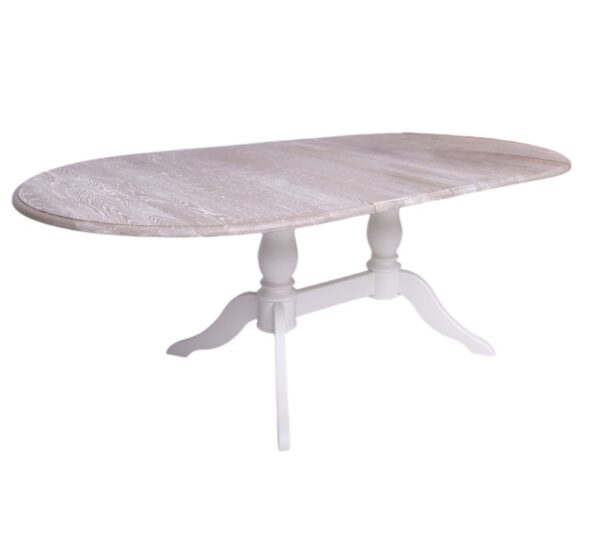 Landelijke uitschuifbare ovale eettafel met klassiek onderstel. Gemaakt van massief eiken hout in de kleur wit met een wat finish bruin grey wash blad. De eettafel kan op verschillende manieren geverfd worden in verschillende kleuren en kan op maat gemaakt worden. Villa Laura