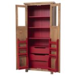 Landelijke buffetkast 2-deurs met specerijen rek. Gemaakt van massief eiken hout in de kleur rood met naturel. Het meubel kan op verschillende manieren geverfd worden in verschillende kleuren en kan op maat gemaakt worden. Villa Laura