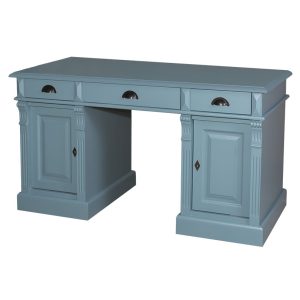 Landelijk bureau met drie lades en twee kastjes voor opbergruimte. Gemaakt van massief eiken hout in de kleur blauw. Het meubel kan op verschillende manieren geverfd worden in verschillende kleuren en kan op maat gemaakt worden. Villa Laura