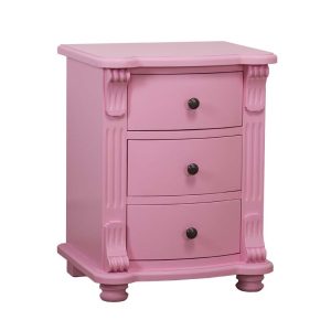 Landelijk nachtkastje met drie lades. Gemaakt van massief eiken hout in de kleur roze. Het meubel kan op verschillende manieren geverfd worden in verschillende kleuren en kan op maat gemaakt worden. Villa Laura