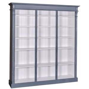 Landelijke schappenkast/boekenkast met zes grote open vakken. Gemaakt van massief eiken hout in de kleur blauw met wit. Het meubel kan op verschillende manieren geverfd worden in verschillende kleuren en kan op maat gemaakt worden. Villa Laura