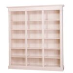 Landelijke schappenkast/boekenkast met zes grote open vakken. Gemaakt van massief eiken hout in de kleur roomwit, vanille. Het meubel kan op verschillende manieren geverfd worden in verschillende kleuren en kan op maat gemaakt worden. Villa Laura