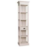 smal landelijke vakkenkast, boekenkast met vijf open vakken en een lade. Gemaakt van massief eiken hout in de kleur roomwit, beige. Het meubel kan op verschillende manieren geverfd worden in verschillende kleuren en kan op maat gemaakt worden. Villa Laura