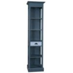 Landelijke boekenkast met vijf open vakken en een lade. Gemaakt van massief eiken hout in de kleur donker blauw. Het meubel kan op verschillende manieren geverfd worden in verschillende kleuren en kan op maat gemaakt worden. Villa Laura