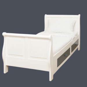 Landelijke, klassiek Engels, romantisch houten twijfelaar/eenpersoons bed met twee lades. Gemaakt van massief hout eiken in de kleur wit met blauwgrijze lades. Het bed kan op verschillende manieren geverfd worden in verschillende kleuren en kan op maat gemaakt worden. Villa Laura
