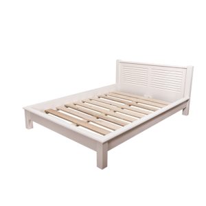 Landelijke, klassieke, extravagante houten louvre/ shutter tweepersoons bed met laag voeteinde. Gemaakt van massief hout eiken in de kleur gebroken wit. Het bed kan op verschillende manieren geverfd worden in verschillende kleuren en kan op maat gemaakt worden. Villa Laura