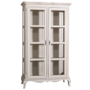 Klassieke vitrinekast met deuren met glas en vier vakken op pootjes. Gemaakt van massief eiken hout in de kleur beige. Het meubel kan op verschillende manieren geverfd worden in verschillende kleuren en kan op maat gemaakt worden. Villa Laura