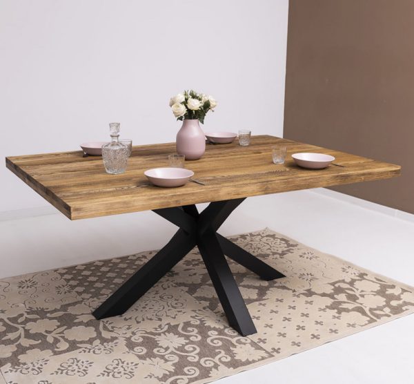 Modern landelijke rechthoek eettafel met spinpoot. Gemaakt van massief hout eiken. Het onderstel is zwart en het bovenblad is van warm rustiek eiken hout waar je mooi de nerven van kan zien. De lengte is 210 cm of het kan op maat gemaakt worden. Villa Laura