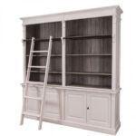 landelijk klassieke boekenkast met een ladder, deuren. de planken in de kast zijn verstelbaar. Gemaakt van massief hout eiken in de beige met warm bruin binnenkant. Het kan op maat gemaakt worden. Villa Laura