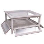 Landelijke dichte salontafel met vier deurtjes, een onderblad en glazen top. Gemaakt van massief eiken hout in de kleur rustiek white wash, ibiza look, beach hout. De salontafel kan op verschillende manieren geverfd worden in verschillende kleuren en kan op maat gemaakt worden. Villa Laura