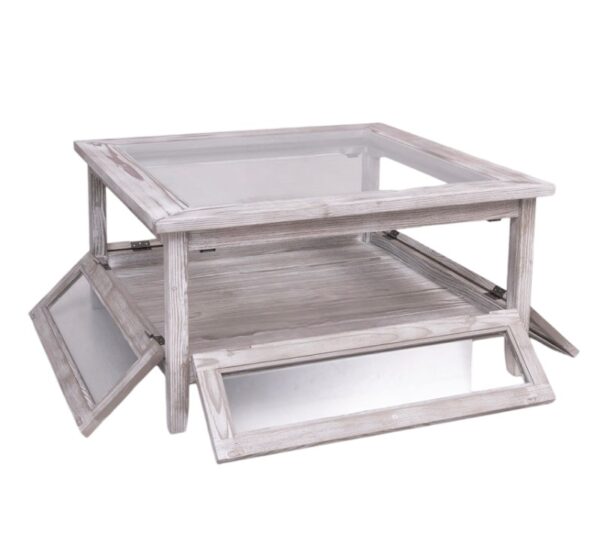 Landelijke dichte salontafel met vier deurtjes, een onderblad en glazen top. Gemaakt van massief eiken hout in de kleur rustiek white wash, ibiza look, beach hout. De salontafel kan op verschillende manieren geverfd worden in verschillende kleuren en kan op maat gemaakt worden. Villa Laura