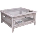 Landelijke dichte salontafel met vier deurtjes, een onderblad en glazen top. Gemaakt van massief eiken hout in de kleur rustiek white wash, ibiza look, beach hout. De salontafel kan op verschillende manieren geverfd worden in verschillende kleuren en kan op maat gemaakt worden. Villa Laura