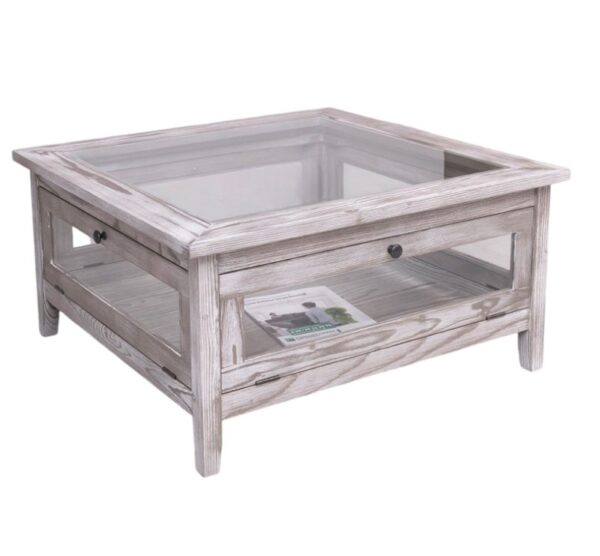 Landelijke dichte salontafel met vier deurtjes, een onderblad en glazen top. Gemaakt van massief eiken hout in de kleur rustiek white wash, ibiza look, beach hout. De salontafel kan op verschillende manieren geverfd worden in verschillende kleuren en kan op maat gemaakt worden. Villa Laura