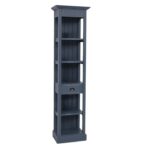 Landelijke boekenkast met vijf open vakken en een lade. Gemaakt van massief eiken hout in de kleur antraciet, blauw. Het meubel kan op verschillende manieren geverfd worden in verschillende kleuren en kan op maat gemaakt worden. Villa Laura
