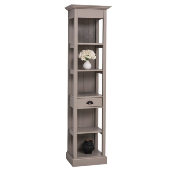 Landelijke boekenkast met vijf open vakken en een lade. Gemaakt van massief eiken hout in de kleur taupe. Het meubel kan op verschillende manieren geverfd worden in verschillende kleuren en kan op maat gemaakt worden. Villa Laura