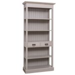 Landelijke boekenkast met vijf open vakken en twee lades. Gemaakt van massief eiken hout in de kleur , zand, beige, taupe, olijfgroen. Het meubel kan op verschillende manieren geverfd worden in verschillende kleuren en kan op maat gemaakt worden. Villa Laura