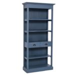 Landelijke boekenkast met vijf open vakken en twee lades. Gemaakt van massief eiken hout in de kleur donker blauw. Het meubel kan op verschillende manieren geverfd worden in verschillende kleuren en kan op maat gemaakt worden. Villa Laura