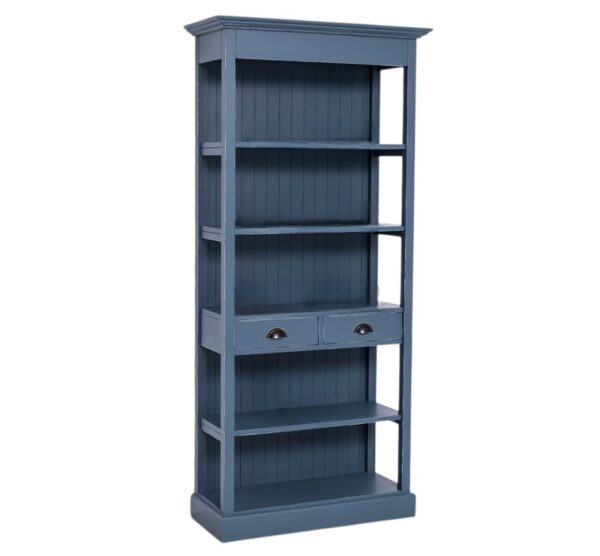 Landelijke boekenkast met vijf open vakken en twee lades. Gemaakt van massief eiken hout in de kleur donker blauw. Het meubel kan op verschillende manieren geverfd worden in verschillende kleuren en kan op maat gemaakt worden. Villa Laura