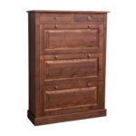 Landelijke schoenenkast met drie kleppen, vakken en twee kleine lades. Het meubel kan op verschillende manieren geverfd worden in verschillende kleuren en kan op maat gemaakt worden. Gemaakt van massief eiken hout in de kleur roodbruin, kersen. Villa Laura