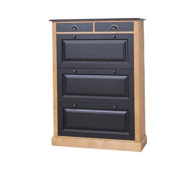 Landelijke schoenenkast met drie kleppen, vakken en twee kleine lades. Het meubel kan op verschillende manieren geverfd worden in verschillende kleuren en kan op maat gemaakt worden. Gemaakt van massief eiken hout in de kleur naturel en zwart. Villa Laura