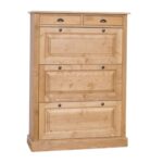 Landelijke schoenenkast met drie kleppen, vakken en twee kleine lades. Het meubel kan op verschillende manieren geverfd worden in verschillende kleuren en kan op maat gemaakt worden. Gemaakt van massief eiken hout in de kleur naturel. Villa Laura