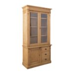 Klassiek landelijke buffetkast met ornamenten. Het heeft deuren en lades voor opbergruimte. De buffetkast heeft onder 1 deur en 4 lades onder elkaar. Bovenaan de kast zitten twee lange deuren met glas met planken erachter. Gemaakt van massief eiken hout in de kleur warm bruin naturel. Het meubel kan op verschillende manieren geverfd worden in verschillende kleuren en kan op maat gemaakt worden. Villa Laura