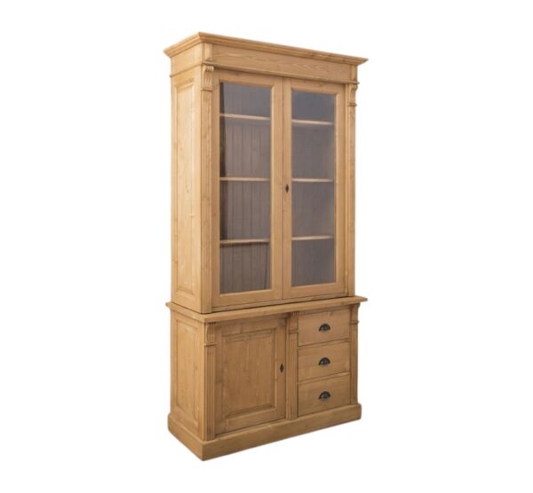Klassiek landelijke buffetkast met ornamenten. Het heeft deuren en lades voor opbergruimte. De buffetkast heeft onder 1 deur en 4 lades onder elkaar. Bovenaan de kast zitten twee lange deuren met glas met planken erachter. Gemaakt van massief eiken hout in de kleur warm bruin naturel. Het meubel kan op verschillende manieren geverfd worden in verschillende kleuren en kan op maat gemaakt worden. Villa Laura