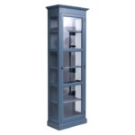 Landelijke boekenkast met zes vakken met lange deur met glas. Gemaakt van massief eiken hout in de kleur blauw. Het meubel kan op verschillende manieren geverfd worden in verschillende kleuren en kan op maat gemaakt worden. Villa Laura