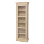 Landelijke boekenkast met zes vakken met lange deur met glas. Gemaakt van massief eiken hout in de kleur beige, zand bruin. Het meubel kan op verschillende manieren geverfd worden in verschillende kleuren en kan op maat gemaakt worden. Villa Laura