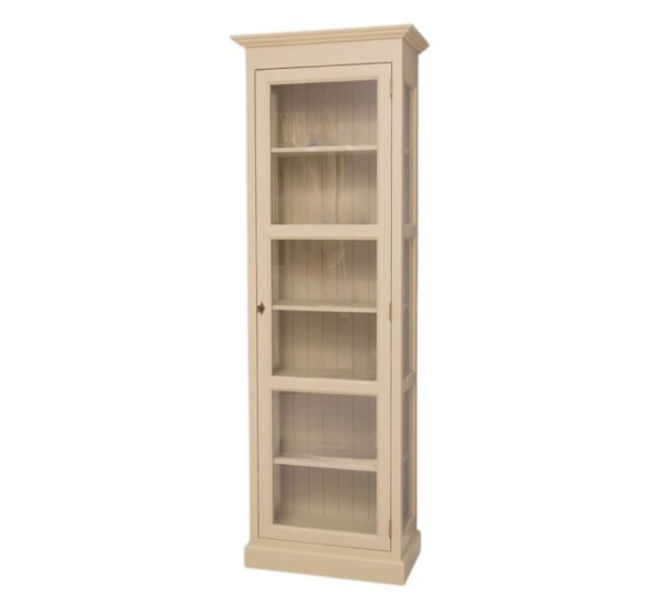Landelijke boekenkast met zes vakken met lange deur met glas. Gemaakt van massief eiken hout in de kleur beige, zand bruin. Het meubel kan op verschillende manieren geverfd worden in verschillende kleuren en kan op maat gemaakt worden. Villa Laura
