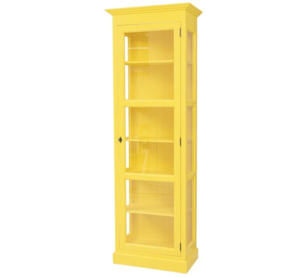 Landelijke boekenkast met zes vakken met lange deur met glas. Gemaakt van massief eiken hout in de kleur geel. Het meubel kan op verschillende manieren geverfd worden in verschillende kleuren en kan op maat gemaakt worden. Villa Laura