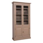 Landelijke buffetkast/ vitrine kast met vier deuren waarvan twee met glas. Gemaakt van massief eiken hout in de kleur zand beige taupe. Het meubel kan op verschillende manieren geverfd worden in verschillende kleuren en kan op maat gemaakt worden. Villa Laura