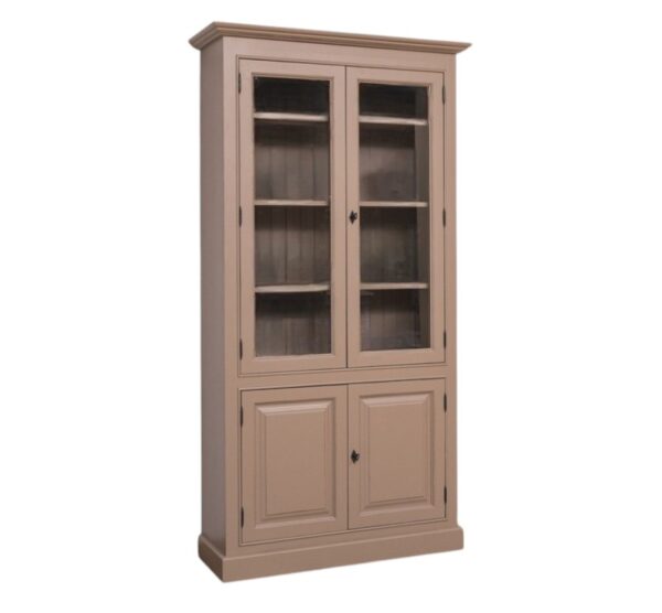 Landelijke buffetkast/ vitrine kast met vier deuren waarvan twee met glas. Gemaakt van massief eiken hout in de kleur zand beige taupe. Het meubel kan op verschillende manieren geverfd worden in verschillende kleuren en kan op maat gemaakt worden. Villa Laura
