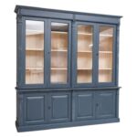 Landelijk klassieke bibliotheekkast met deuren. de planken in de kast zijn verstelbaar. Gemaakt van massief hout eiken in de kleur donker blauw en binnenkant wit. Het kan op maat gemaakt worden. Villa Laura