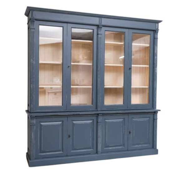 Landelijk klassieke bibliotheekkast met deuren. de planken in de kast zijn verstelbaar. Gemaakt van massief hout eiken in de kleur donker blauw en binnenkant wit. Het kan op maat gemaakt worden. Villa Laura