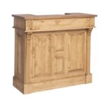 Landelijke bar, balie, toonbank met vier vakken en vier lades. Gemaakt van massief eiken hout in de kleur licht eiken blad. Het meubel kan op verschillende manieren geverfd worden in verschillende kleuren en kan op maat gemaakt worden. Villa Laura