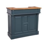 Landelijke bar, balie, toonbank met vier vakken en vier lades. Gemaakt van massief eiken hout in de kleur donker petrol blauw met licht eiken blad. Het meubel kan op verschillende manieren geverfd worden in verschillende kleuren en kan op maat gemaakt worden. Villa Laura