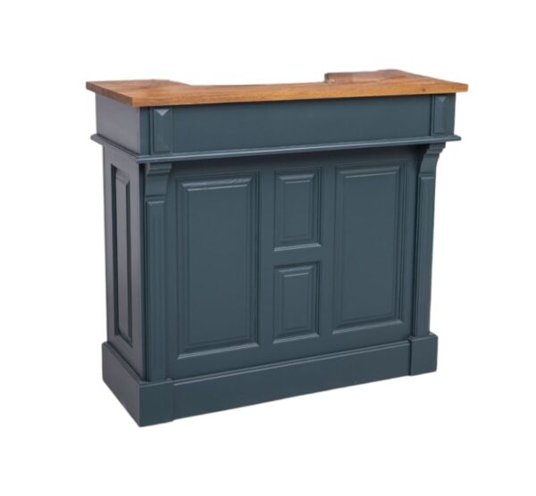 Landelijke bar, balie, toonbank met vier vakken en vier lades. Gemaakt van massief eiken hout in de kleur donker petrol blauw met licht eiken blad. Het meubel kan op verschillende manieren geverfd worden in verschillende kleuren en kan op maat gemaakt worden. Villa Laura
